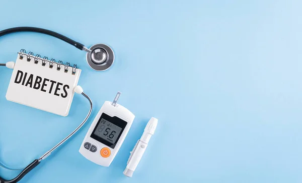 健康と医療の概念 青い背景に聴診器と血糖値計セット 世界糖尿病の日 11月 — ストック写真