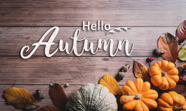 Herbstliche Hintergrunddekoration Aus Trockenen Blättern Und Kürbis Auf Dunklem Holzgrund — Stockfoto