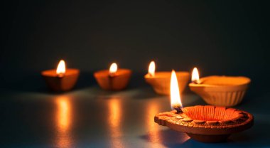 Mutlu Diwali - Dipavali sırasında Clay Diya lambaları yandı, Hindu Işık Festivali