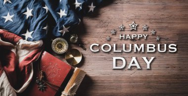 Columbus Günü konseptin kutlu olsun. Pusula ve hazine el yazmalarıyla klasik Amerikan bayrağı. Koyu ahşap arka planda Mutlu Kolomb metni..