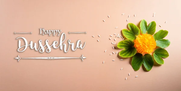 Feliz Dussehra Flores Amarillas Hoja Verde Arroz Sobre Fondo Pastel — Foto de Stock