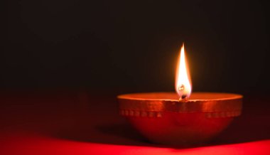 Mutlu Diwali - Dipavali sırasında Clay Diya lambaları yandı, Hindu Işık Festivali