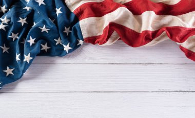 Gaziler Günü konseptin kutlu olsun. Beyaz ahşap arka plana karşı Amerikan bayrakları. 11 Kasım.