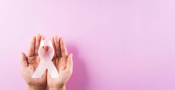 Mani Che Tengono Nastri Rosa Consapevolezza Del Cancro Seno Colore — Foto Stock