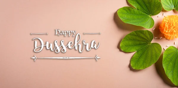 Feliz Dussehra Flores Amarillas Hoja Verde Arroz Sobre Fondo Pastel — Foto de Stock