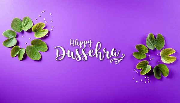 Feliz Dussehra Folha Verde Arroz Fundo Pastel Roxo Conceito Dussehra — Fotografia de Stock