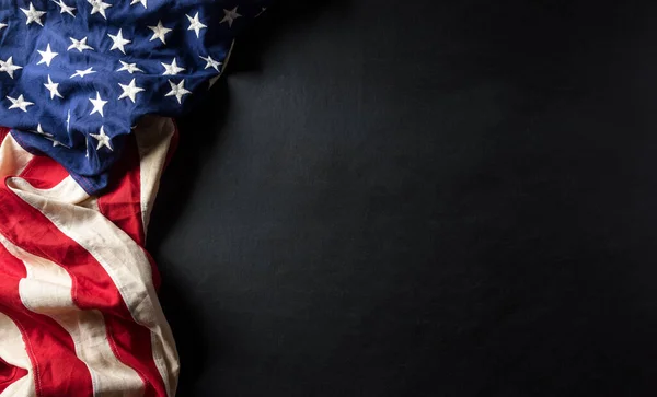 Happy Veterans Day Konceptet Amerikanska Flaggor Mot Svart Tavla Bakgrund — Stockfoto