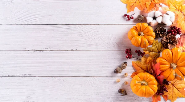 Thanksgiving Hintergrunddekoration Aus Trockenen Blättern Und Kürbis Auf Holzgrund Flache — Stockfoto