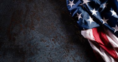 Gaziler Günü konseptin kutlu olsun. Amerikan bayrakları koyu taşlı arka planda. 11 Kasım.