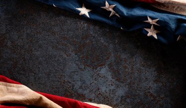 Gaziler Günü konseptin kutlu olsun. Amerikan bayrakları koyu taşlı arka planda. 11 Kasım.