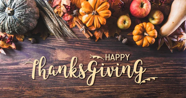 Thanksgiving Hintergrunddekoration Aus Trockenen Blättern Und Kürbis Auf Holzgrund Flache — Stockfoto