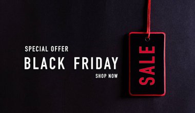 Siyah ve kırmızı etiketli Kara Cuma metni. Alışveriş konsepti.