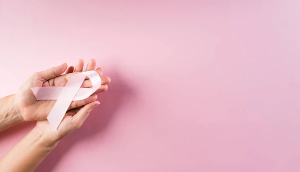 Mani Che Tengono Nastri Rosa Consapevolezza Del Cancro Seno Colore — Foto Stock
