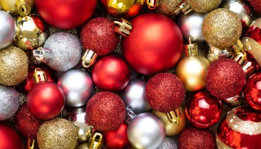 Noel ve Yeni Yıl kompozisyonu. Arka planda Noel balosu manzarası, kozalaklar ve kırmızı böğürtlenler.