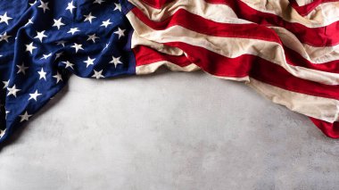 Gaziler Günü konseptin kutlu olsun. Amerikan bayrakları gri taş arka planda. 11 Kasım.