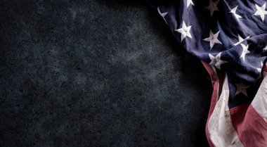 Gaziler Günü konseptin kutlu olsun. Eskimiş Amerikan bayrakları koyu taş arka planda. 11 Kasım. Gün