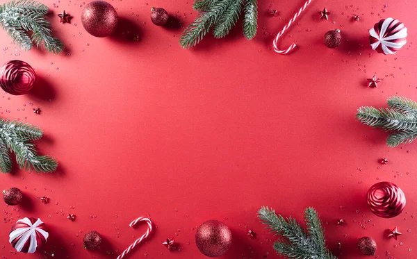 Χριστουγεννιάτικη Σύνθεση Δέντρο Κλαδιά Κόκκινη Μπάλα Και Αστέρια Κόκκινο Φόντο — Φωτογραφία Αρχείου