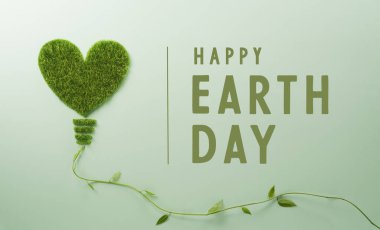 Yeşil kalp ve taze yapraklardan yapılmış yeşil çevre dostu bir kavram. Enerji tasarrufu, ekoloji, dünya günü ve çevre sürdürülebilir kaynak koruma kavramı.