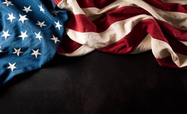 Gaziler Günü konseptin kutlu olsun. Amerikan bayrakları koyu taşlı arka planda. 11 Kasım.