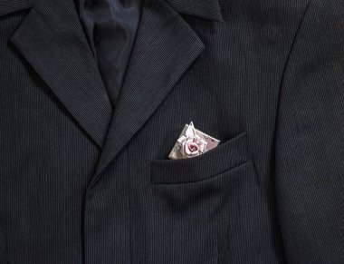 Erkekler koyu renk ceketli küçük şeritler halinde yay ile cep hediye pembe renkte cep kol yaka