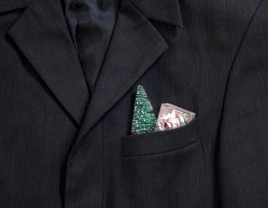 Erkekler koyu renk ceketli ince şeritler halinde cep Noel ağacı ve yay pembe paket hediyeyle cep kol yaka