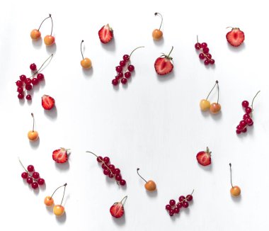 beyaz bir arka plan üzerinde kırmızı kuş üzümü desen twigs ve çilek çilek yarım kiraz çift yazıt yer yaz kopya alanı