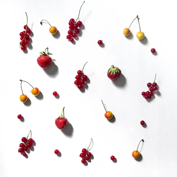 Beyaz zemin üzerine kırmızı kuş üzümü desen çırpı ve çilek kiraz kiraz kare yaz meyveleri — Stok fotoğraf