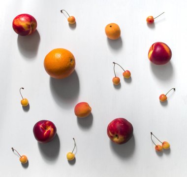 bir beyaz arka plan tatlı kiraz kiraz kiraz meyve turuncu Kayısı Şeftali nektarin üzerinde kare yaz