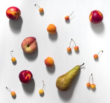 bir beyaz arka plan tatlı kiraz kiraz kiraz meyve turuncu Kayısı Şeftali armut nektarin üzerinde kare yaz