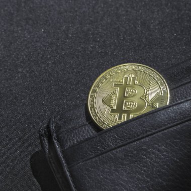bir bokeh payetler ile siyah bir zemin üzerine siyah deri cüzdan çanta kripto para birimi para birimi bitcoin bir para ile para içindir