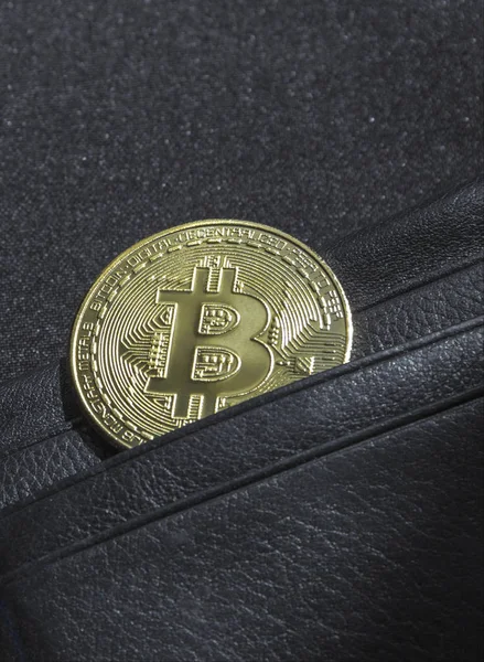 bir bokeh payetler ile siyah bir zemin üzerine siyah deri cüzdan çanta kripto para birimi para birimi bitcoin bir para ile para içindir