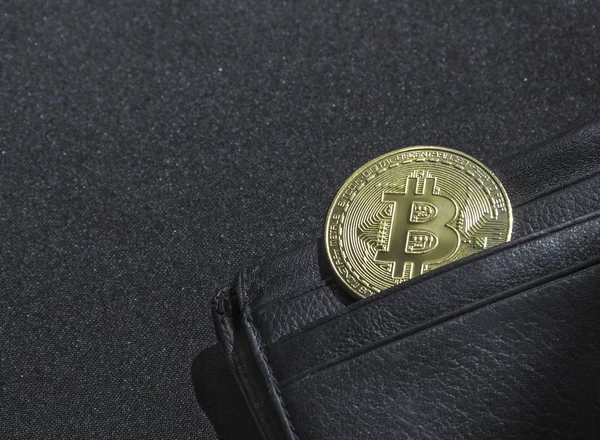 bir bokeh payetler ile siyah bir zemin üzerine siyah deri cüzdan çanta kripto para birimi para birimi bitcoin bir para ile para içindir