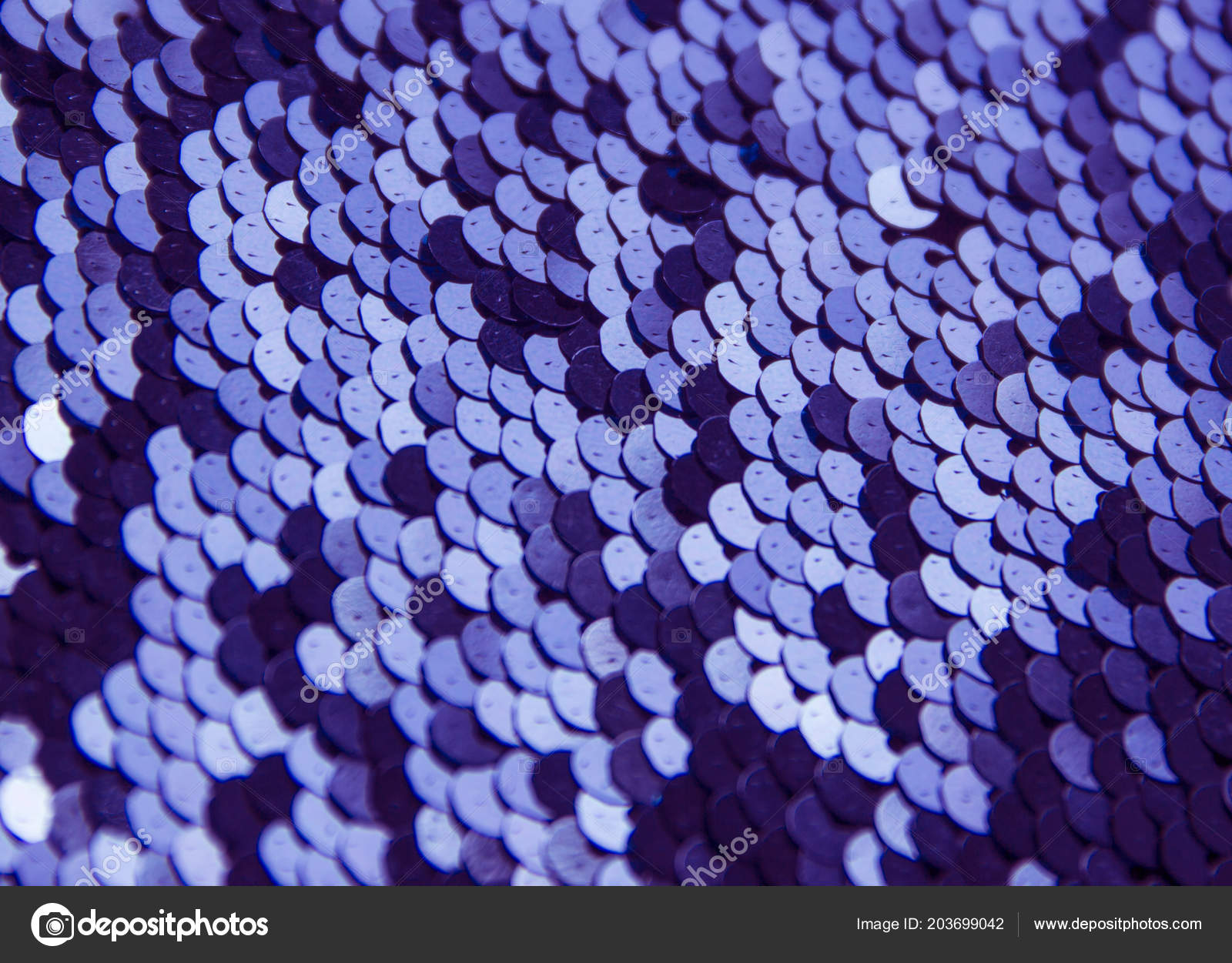 テクスチャ背景ラウンド シルバー色の暗い部分と明るい輝き紫のスパンコール ストック写真 C Bonderolkat