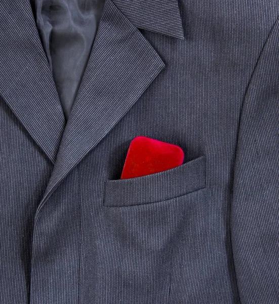 bir koyu siyah adamın ceketinin bir ışık şerit göğüs cebinde düğün yüzüğü için kırmızı bir kutu olduğunu