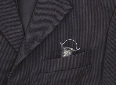 bir koyu siyah adamın ceketinin bir ışık şerit bir göğüs cebinde bir kova olduğunu