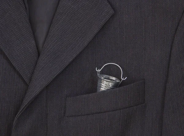 bir koyu siyah adamın ceketinin bir ışık şerit bir göğüs cebinde bir kova olduğunu