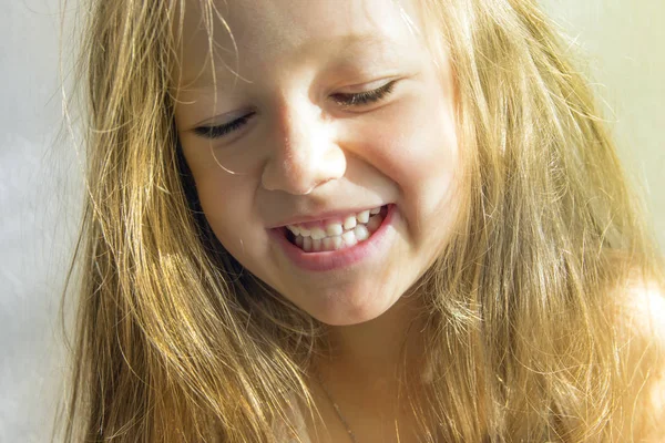 Σε λευκό φόντο όμορφη σκούρα μαλλιά μελαχρινή κοπέλα με αναμαλλιασμένος μακριά μαλλιά χαμογελώντας φιμέ κίτρινο φωτισμό ακτίνες του ήλιου ηλιοβασίλεμα αυγή πρωί ΝΔ copyspace — Φωτογραφία Αρχείου