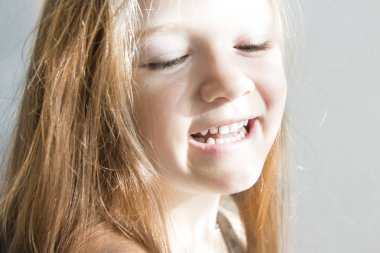 uzun saç renklendirme sarı ışık ışınları günbatımı şafak sabah instagrams kopyalamak güneşin gülümseyen güzel esmer esmer kızla darmadağınık beyaz arka plan üzerinde uzay