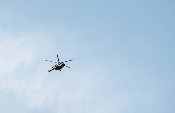 Przeciw błękitne niebo latanie helikopterem — Zdjęcie stockowe