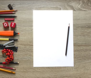 bir ahşap arka plan ileti örneği Not defteri kalem ashberry sonbahar takvim küpleri