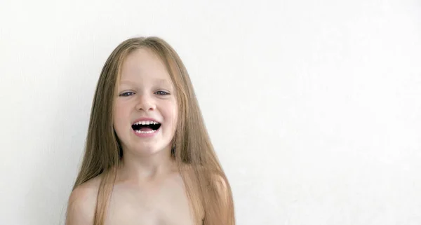 Na bílém pozadí krásná černovlasá dívka s dlouhými vlasy s úsměvem tónovací místa kopie — Stock fotografie