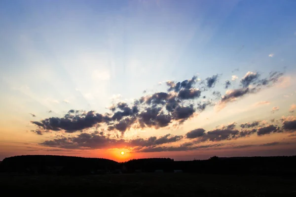 Atardecer amanecer rayos de sol sobre la ciudad cielo campo flores — Foto de Stock