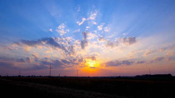 Atardecer amanecer rayos de sol sobre el cielo de la ciudad — Foto de Stock