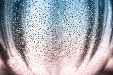 sıvı ile yuvarlak kase sıcak ve soğuk şafak hava kabarcıklar su içmek