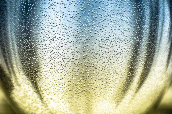 Półokrągłe miskę z płynem pęcherzyki powietrza świt zimnej i ciepłej wody pić — Zdjęcie stockowe