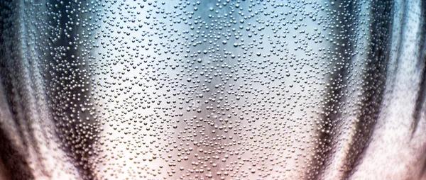 Sıvı ile yuvarlak kase sıcak ve soğuk şafak hava kabarcıklar su içmek — Stok fotoğraf