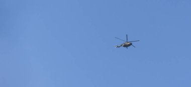 helikopter sinekler üzerinde mavi gökyüzü