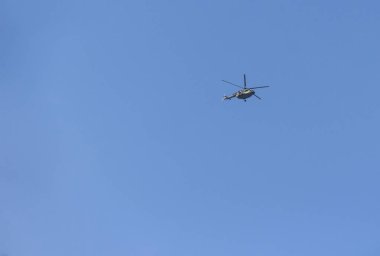 helikopter sinekler üzerinde mavi gökyüzü