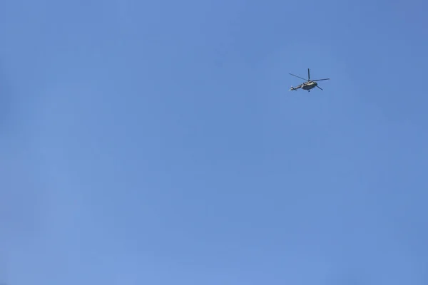 Helikopter sinekler üzerinde mavi gökyüzü — Stok fotoğraf