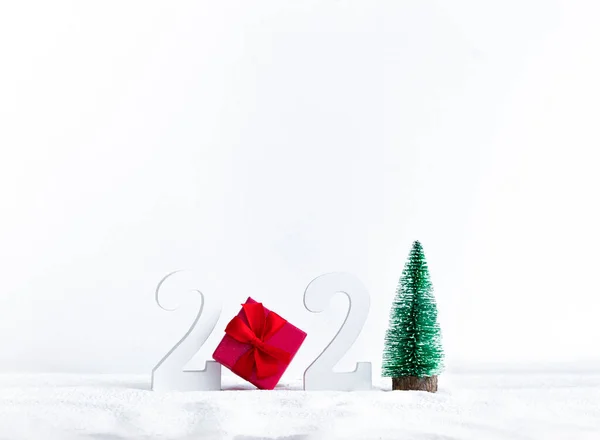 Светлом Белом Фоне Фигуры 2021 Новогодний Подарок Елка — стоковое фото